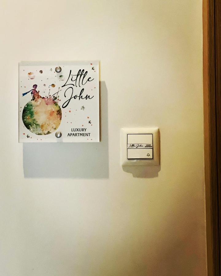 Little John Luxury Apartment Piraeus Bagian luar foto
